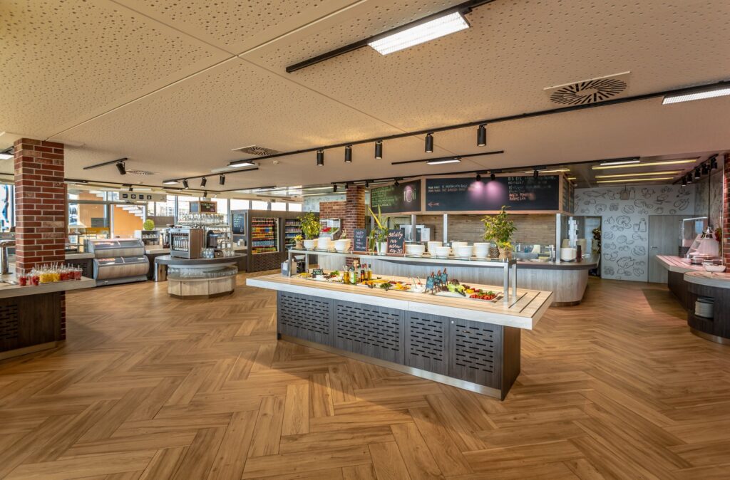 38643781_1884842618240015_4186738896144433152_n